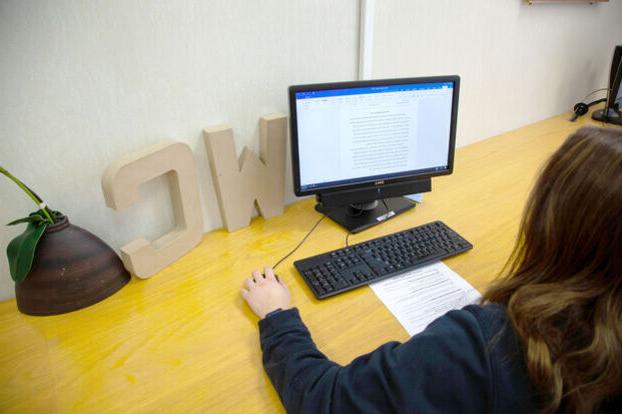 一名学生在写作中心的电脑上进行写作项目